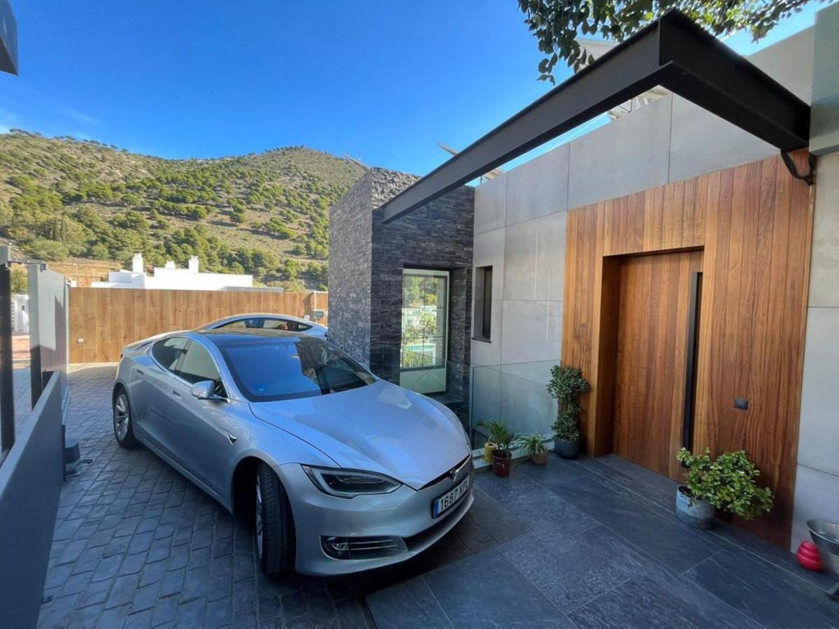 Villa for Sale in Benalmádena