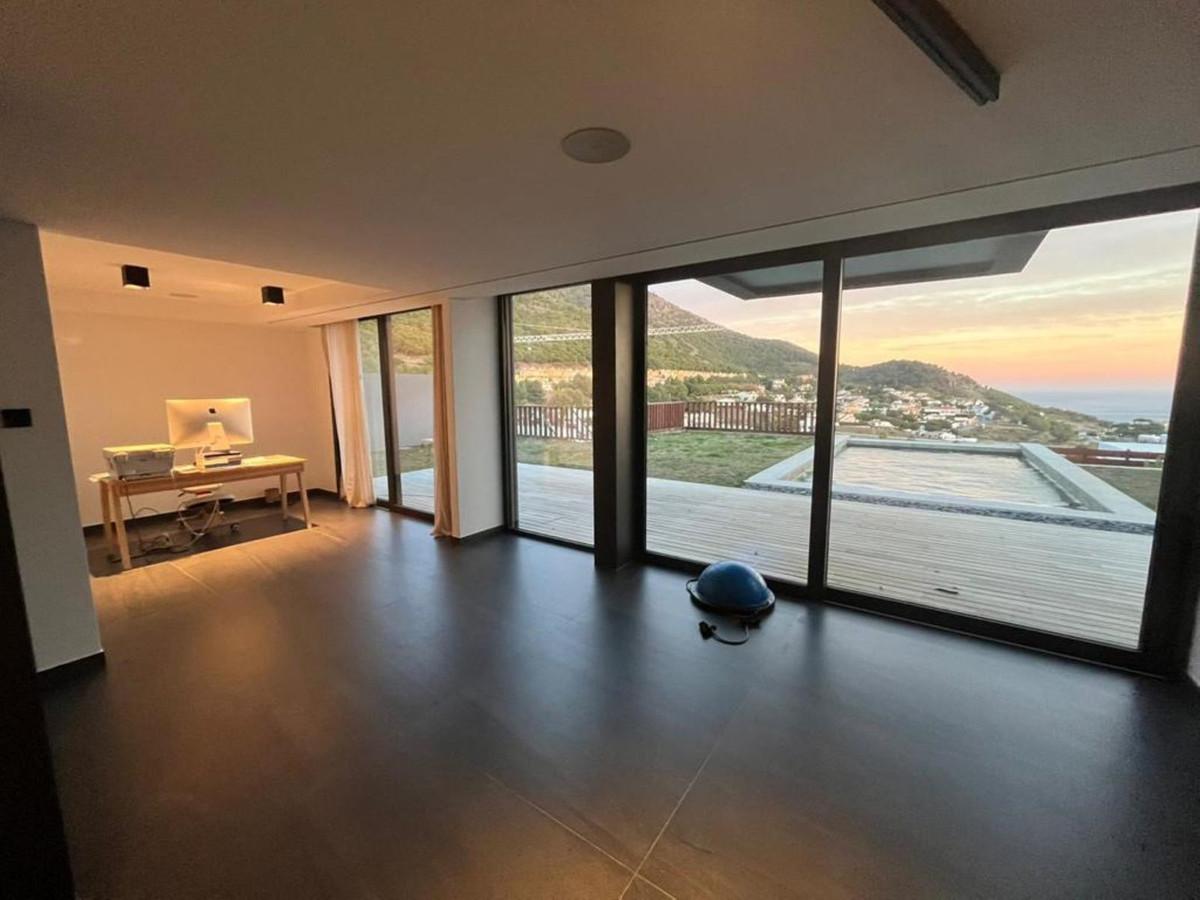 Villa for Sale in Benalmádena