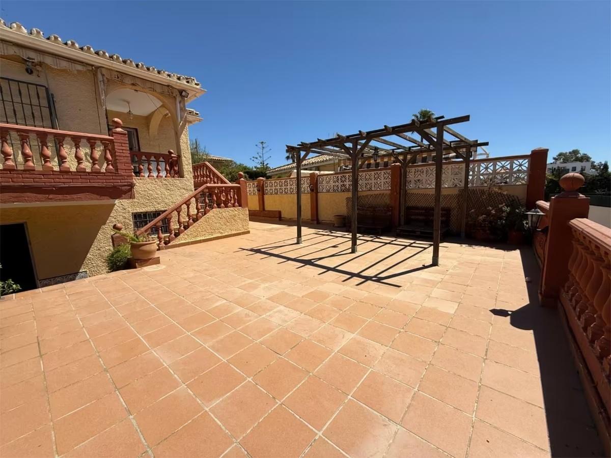 Villa for Sale in Benalmádena