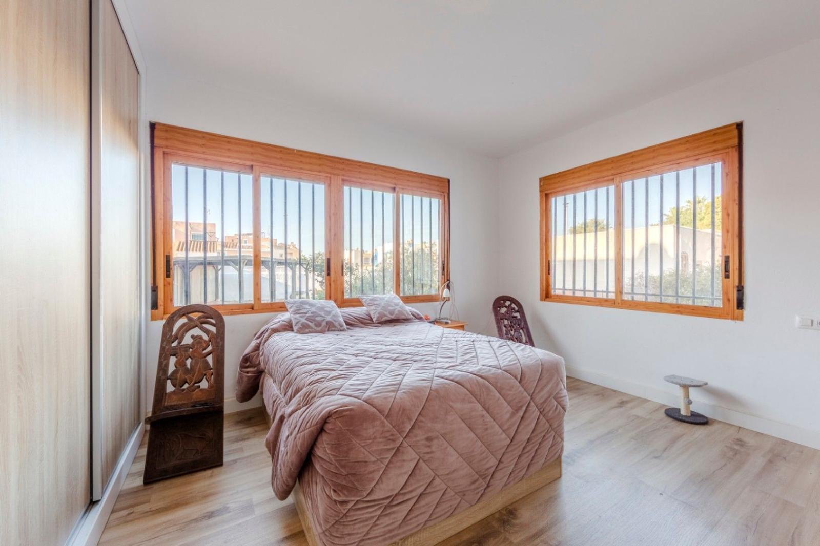 Chalet for Sale in Roquetas de Mar