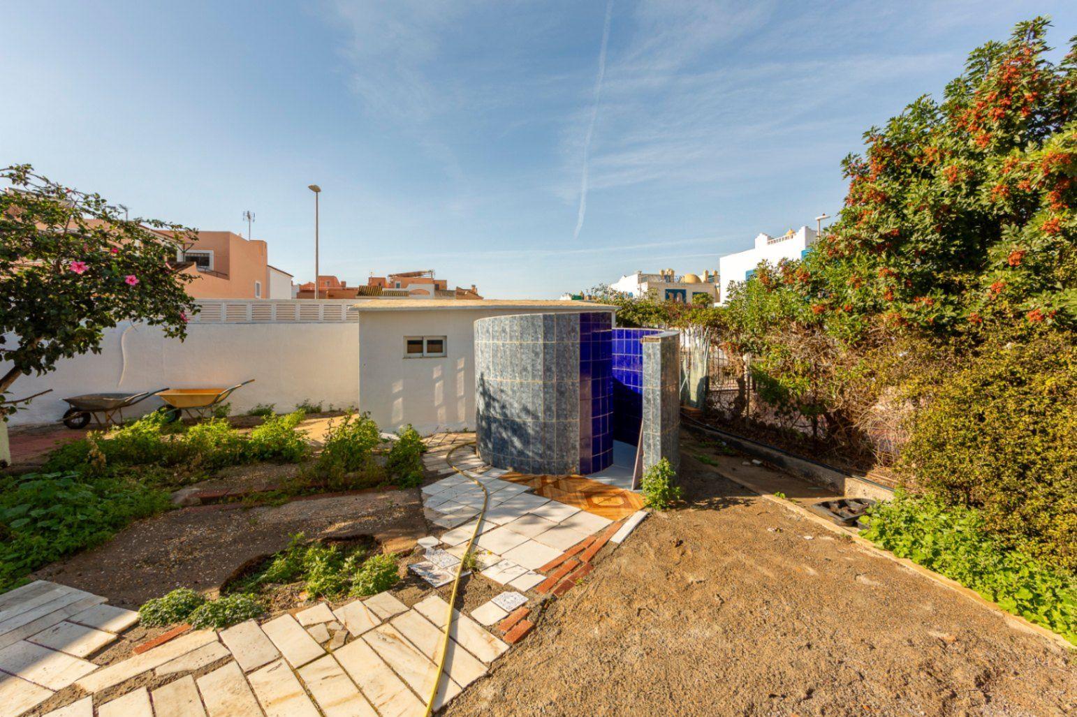 Chalet for Sale in Roquetas de Mar