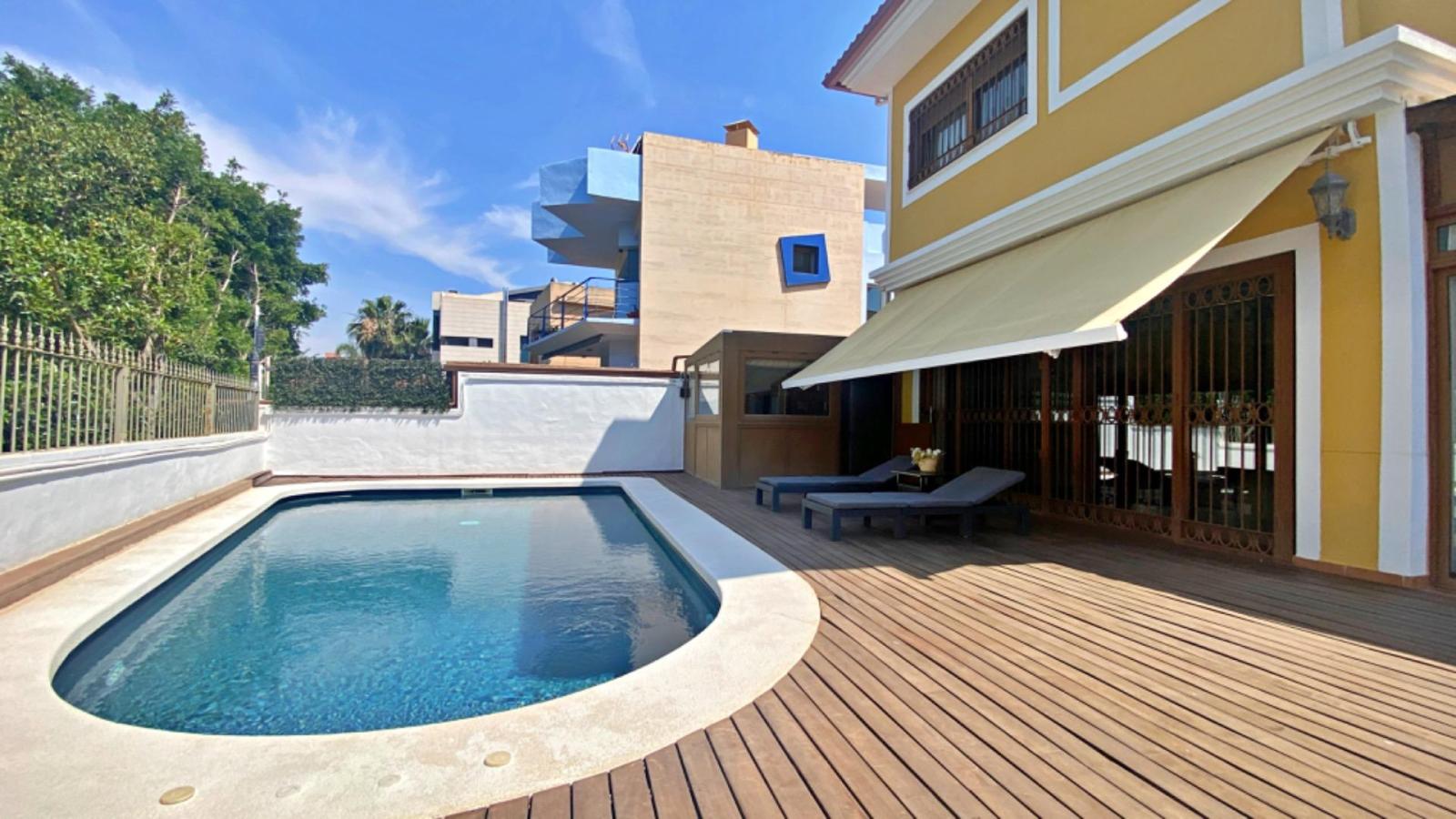 Chalet for Sale in Alicante
