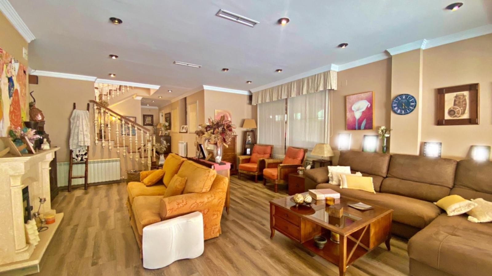 Chalet for Sale in Alicante