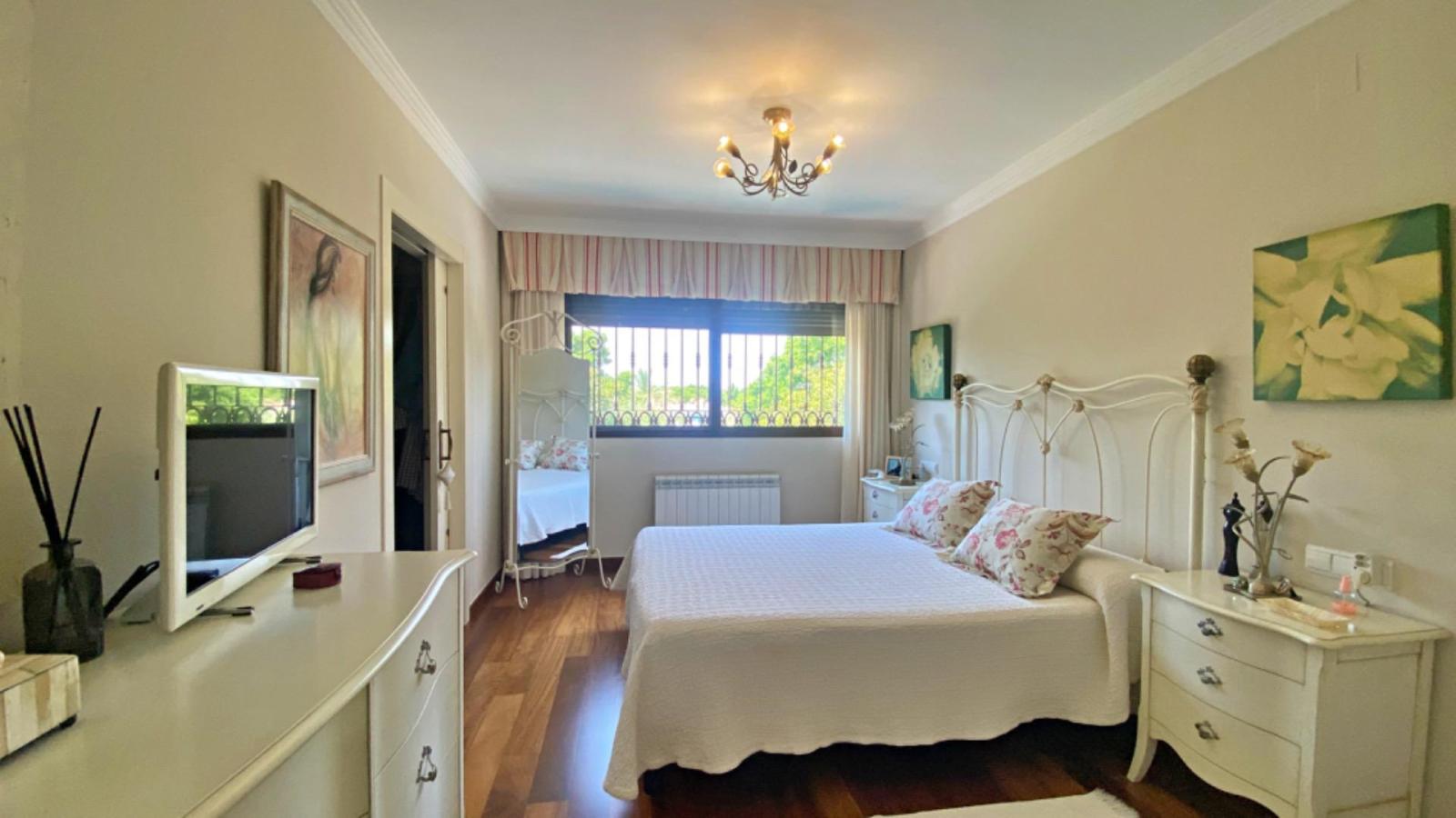 Chalet for Sale in Alicante