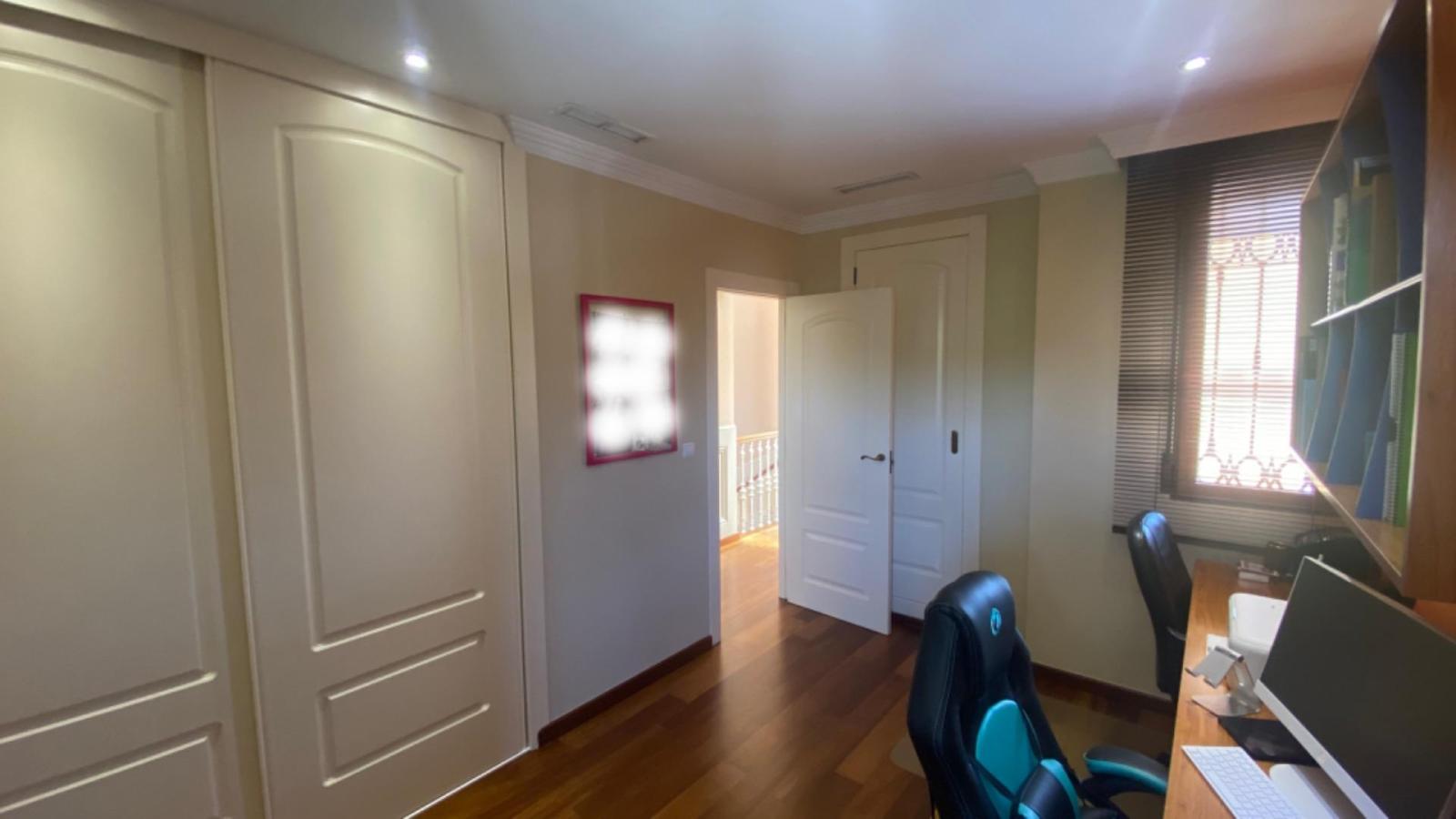 Chalet for Sale in Alicante