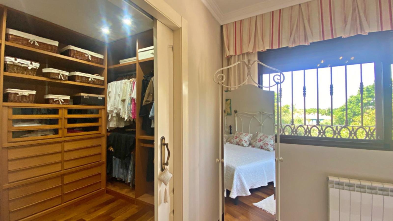 Chalet for Sale in Alicante