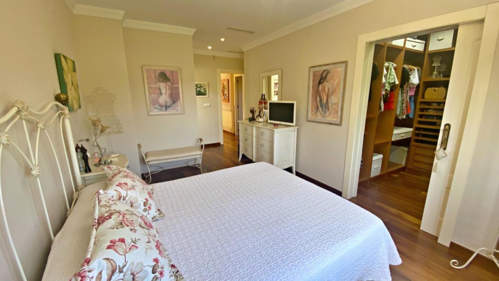 Chalet for Sale in Alicante