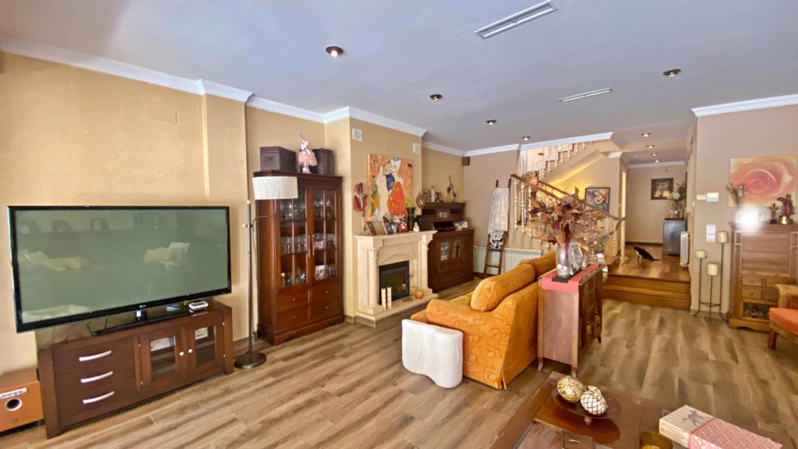 Chalet for Sale in Alicante