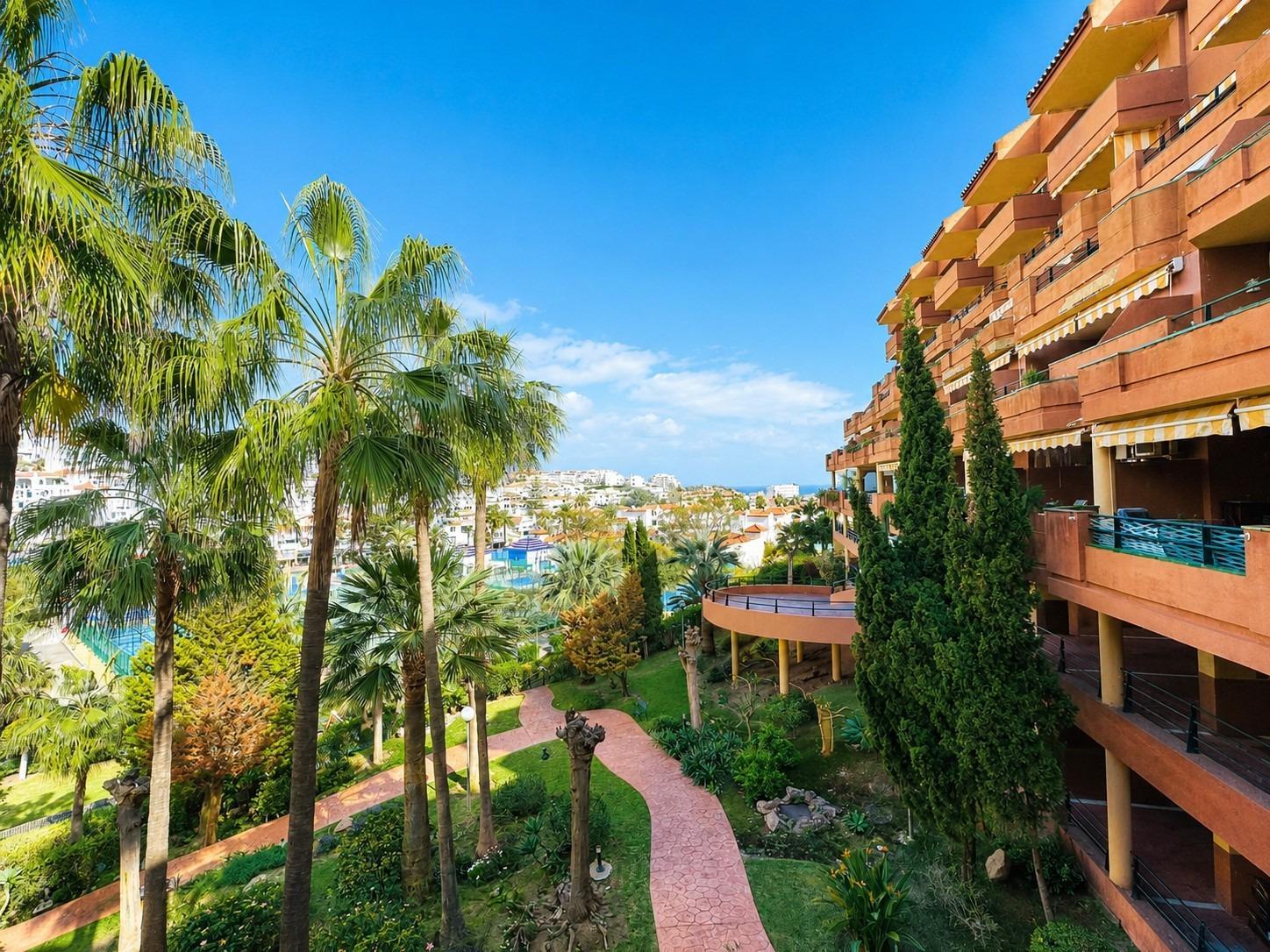 Flat for Sale in Benalmádena