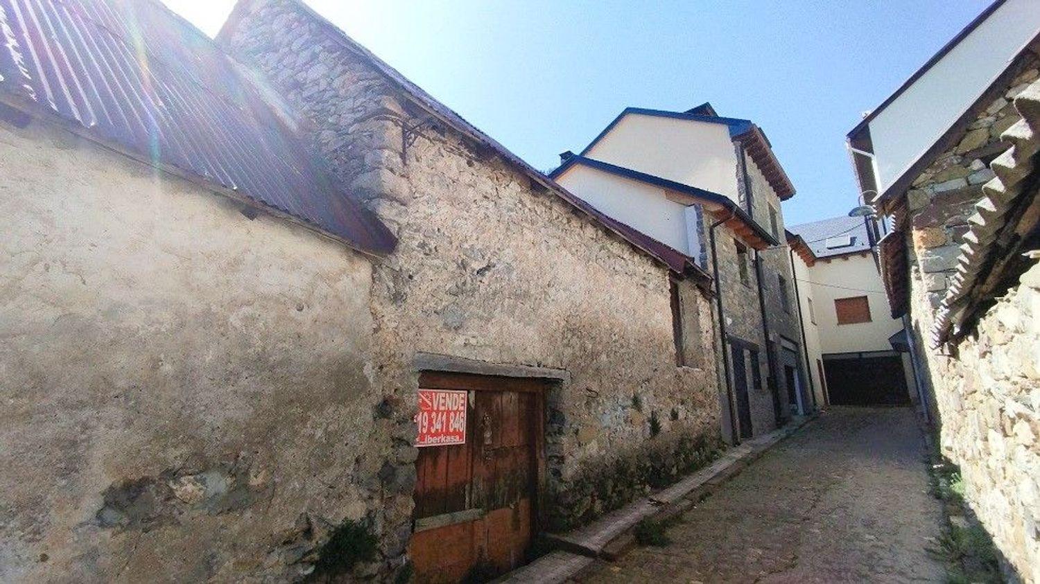 Semi-detached House for Sale in Bielsa