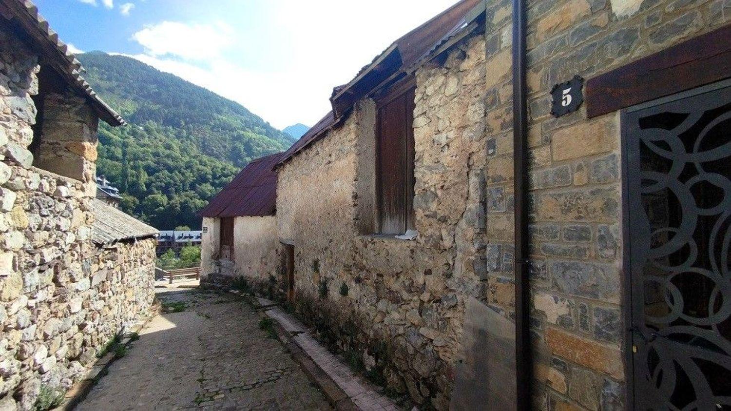 Semi-detached House for Sale in Bielsa