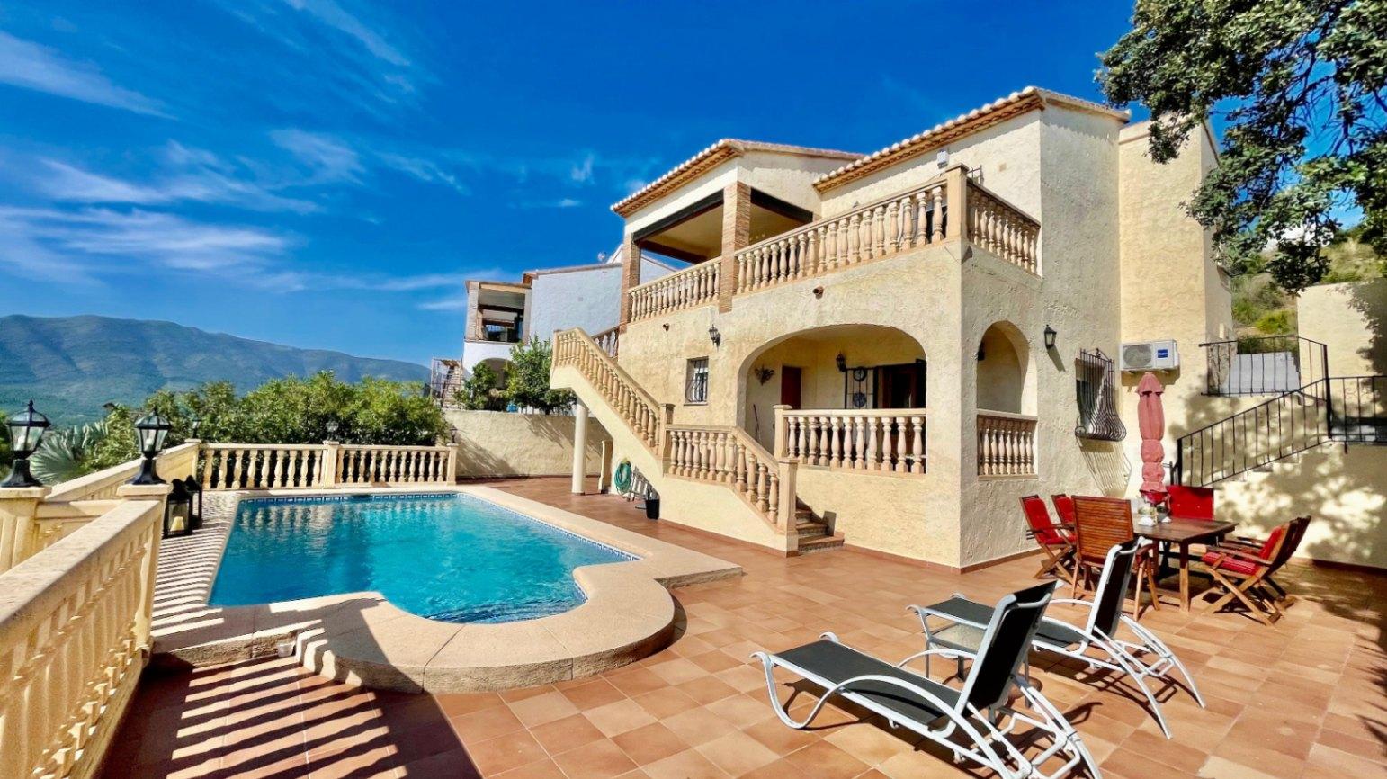 Villa for Sale in Alicante