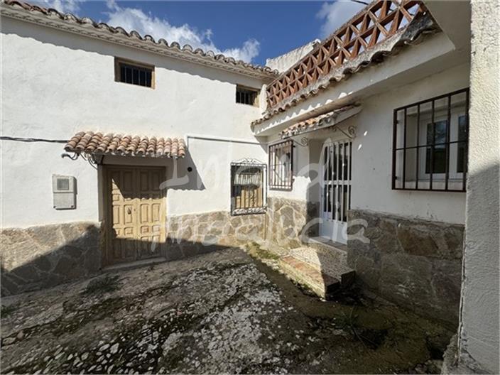 Villa for Sale in Moclín