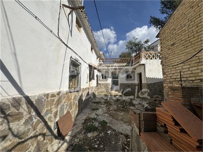 Villa for Sale in Moclín