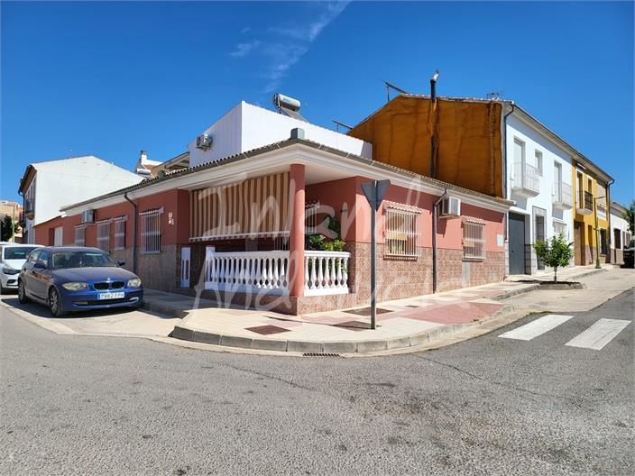Villa for Sale in Villanueva de Algaidas