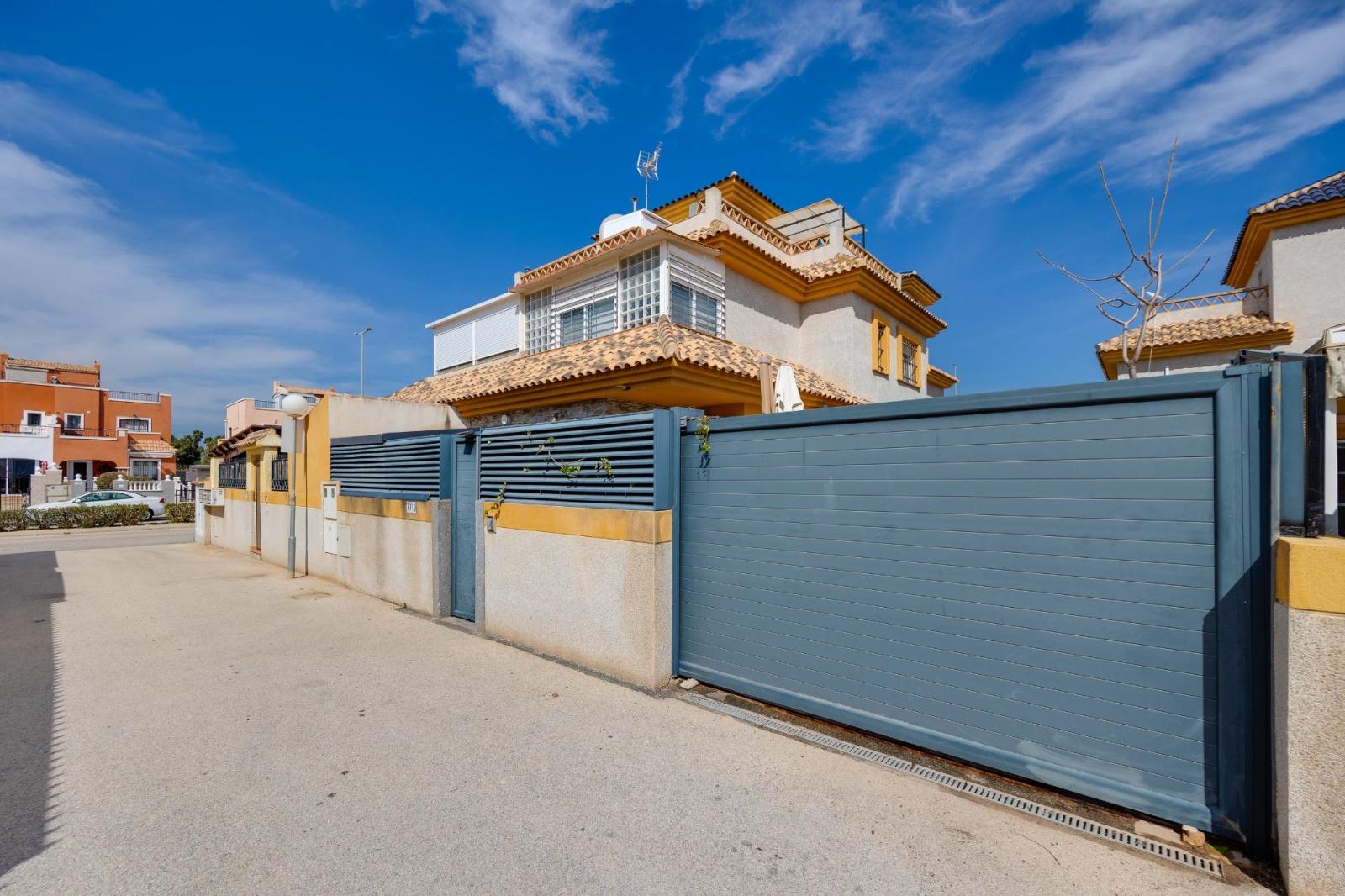 Chalet for Sale in Los Montesinos