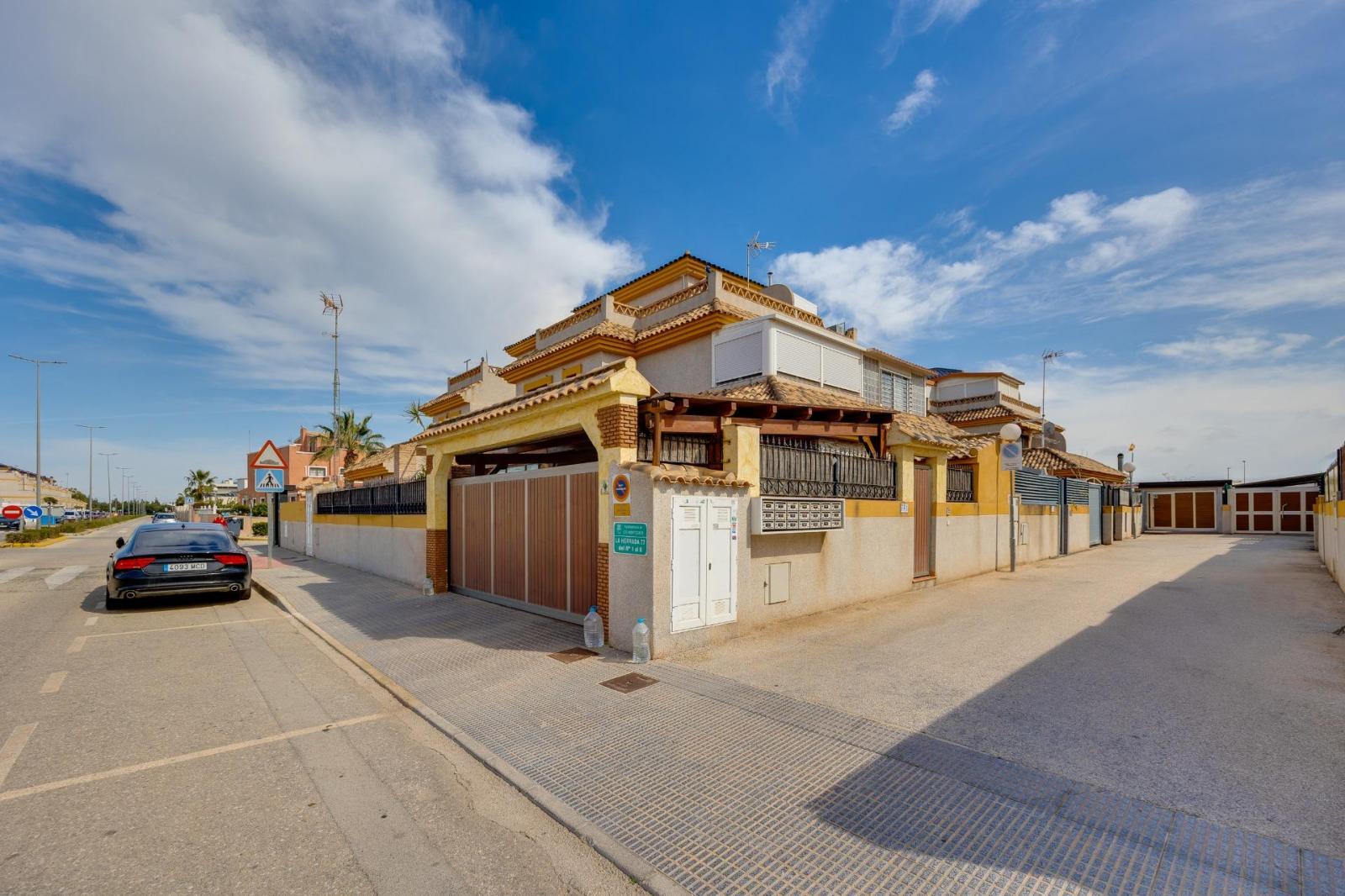 Chalet for Sale in Los Montesinos