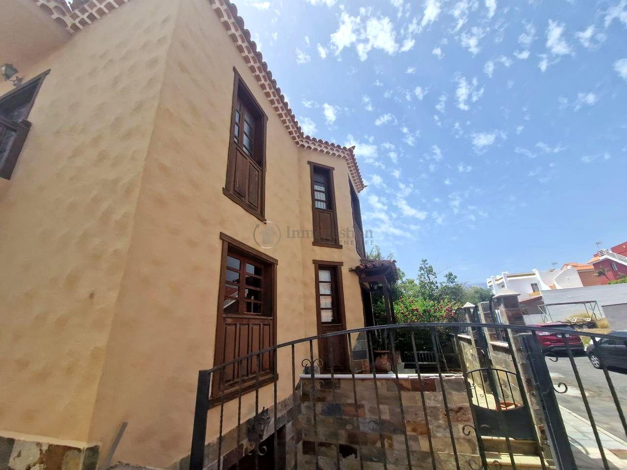 Villa for Sale in Arona