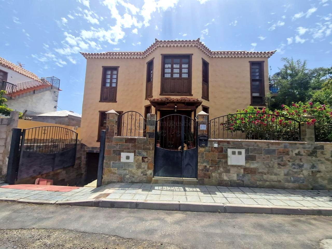 Villa for Sale in Arona