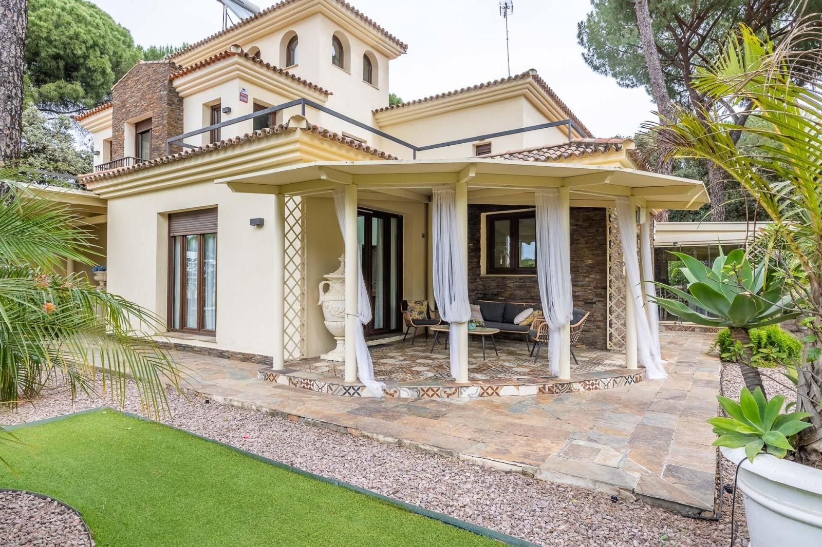 Villa for Sale in Bollullos de la Mitación