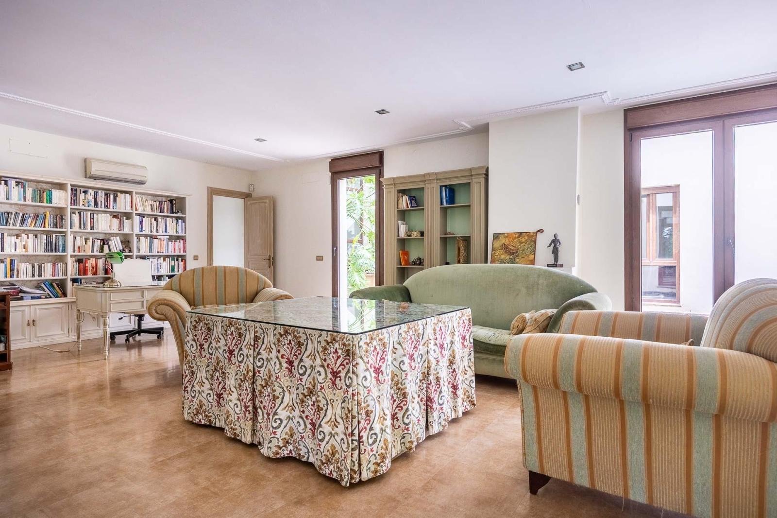 Villa for Sale in Bollullos de la Mitación