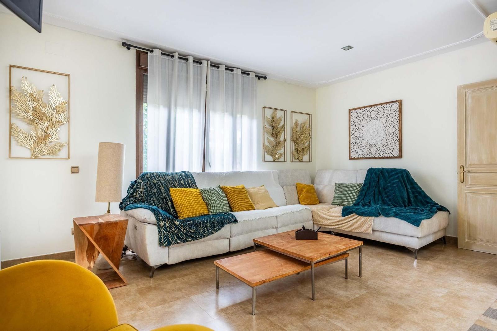 Villa for Sale in Bollullos de la Mitación