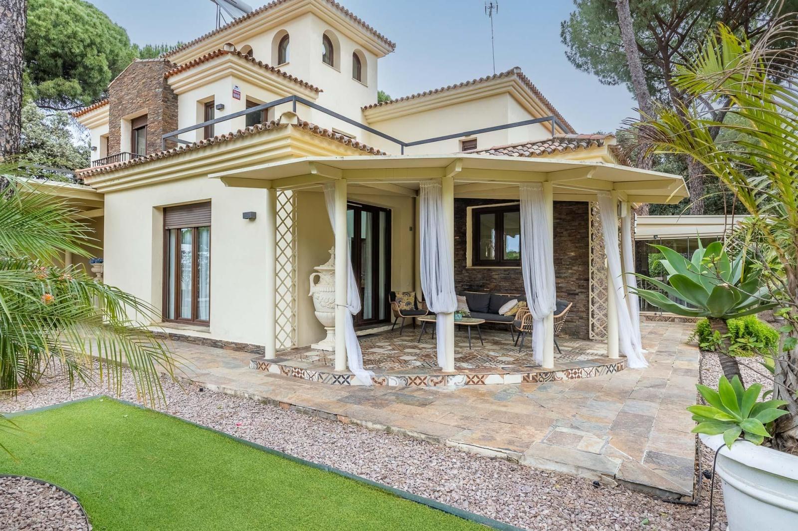 Villa for Sale in Bollullos de la Mitación