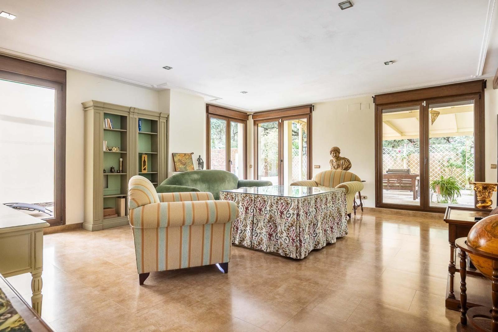 Villa for Sale in Bollullos de la Mitación