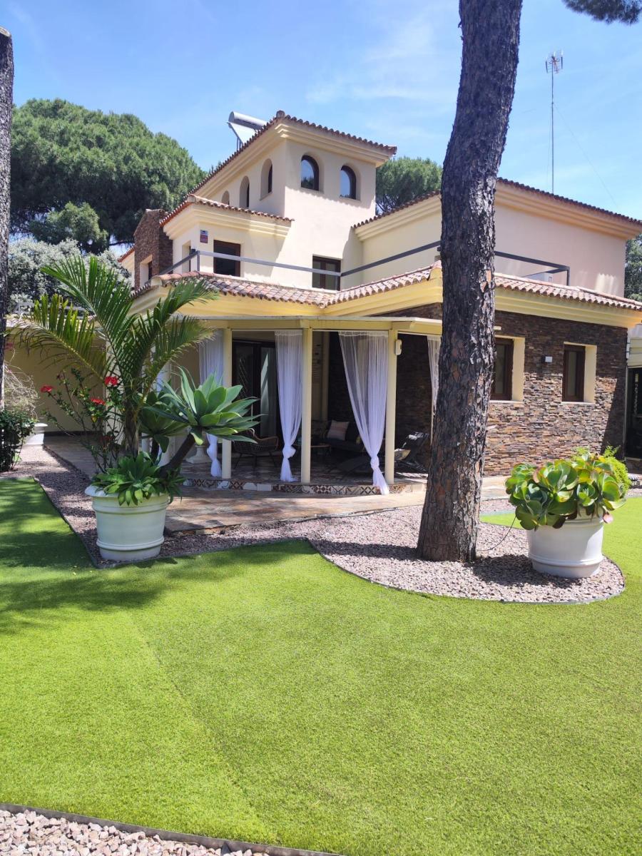Villa for Sale in Bollullos de la Mitación