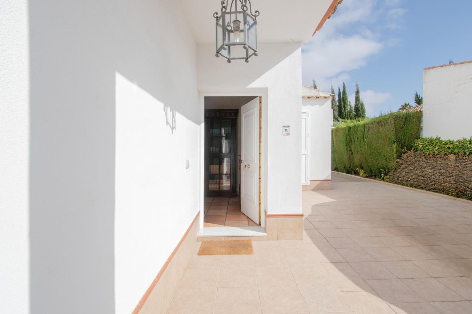 Chalet for Sale in Espartinas