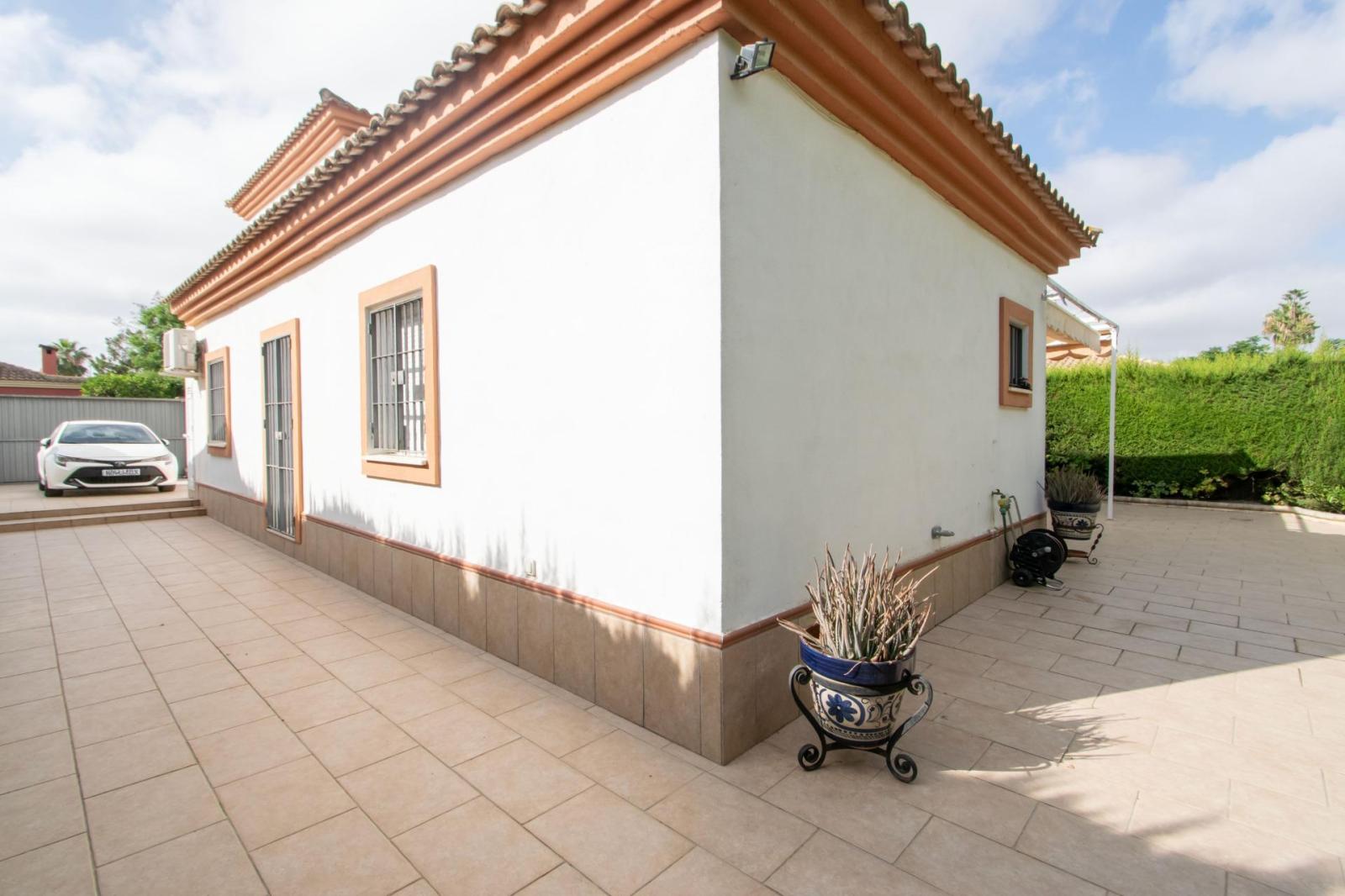 Chalet for Sale in Espartinas