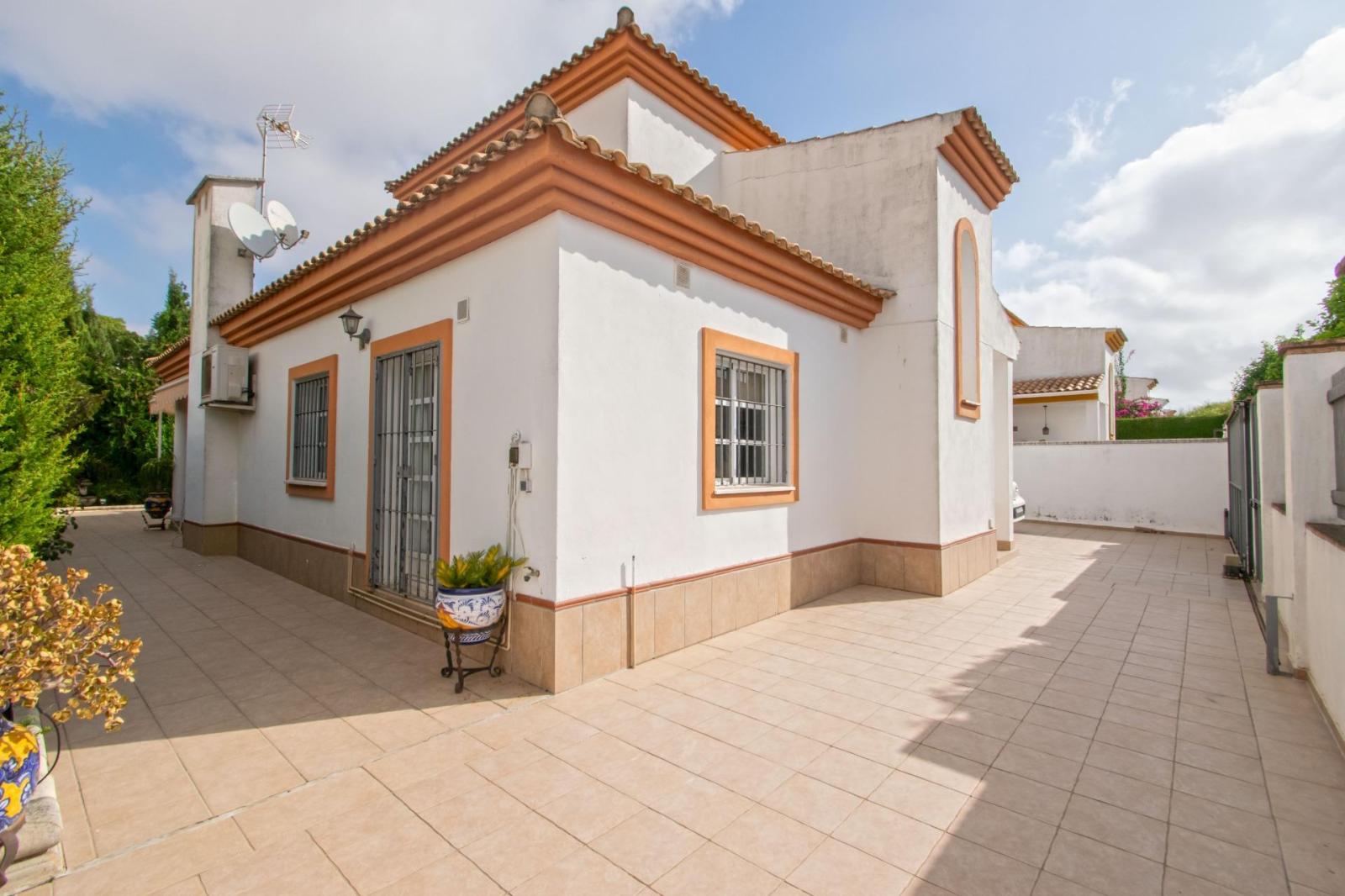 Chalet for Sale in Espartinas