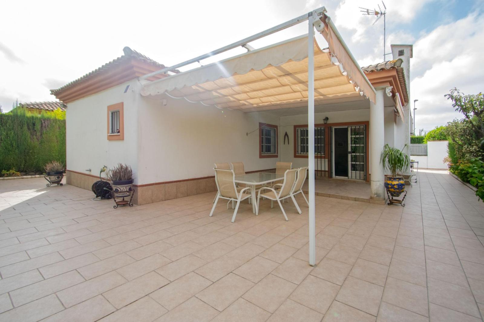 Chalet for Sale in Espartinas