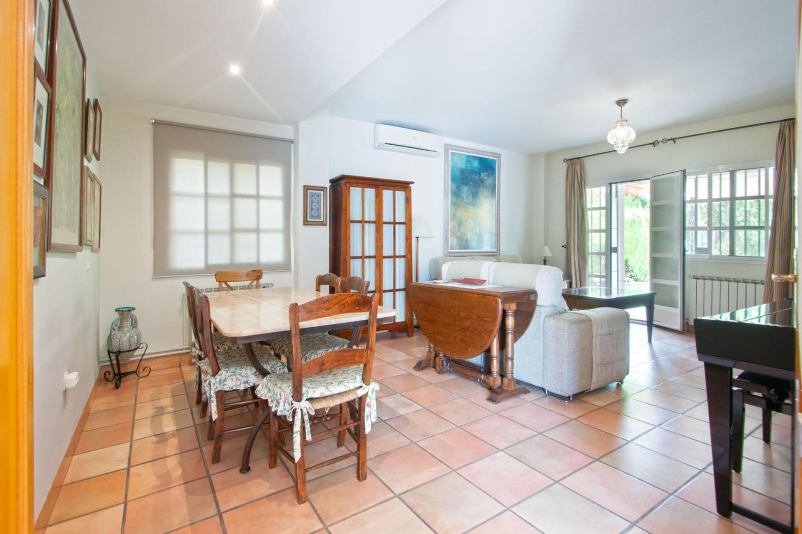 Chalet for Sale in Espartinas