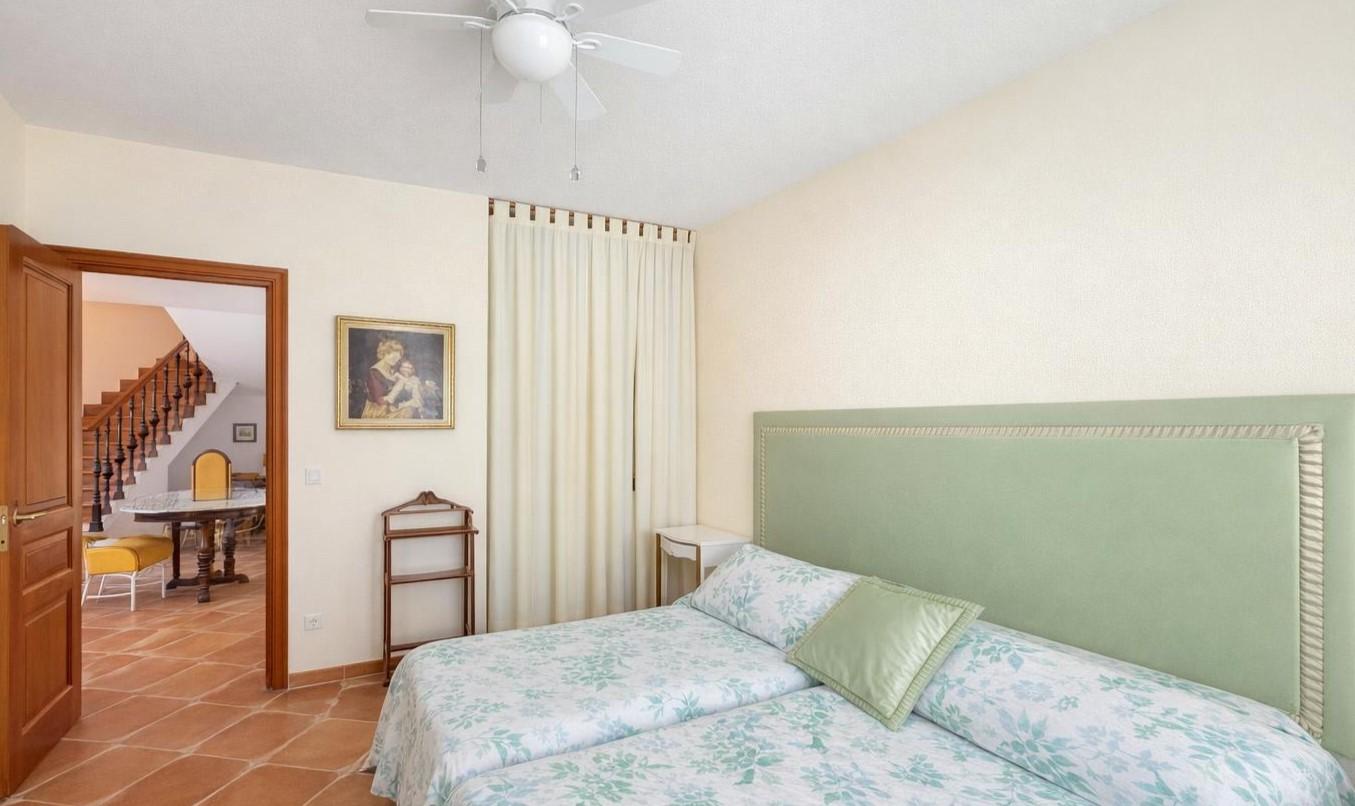Villa for Sale in Cúllar Vega