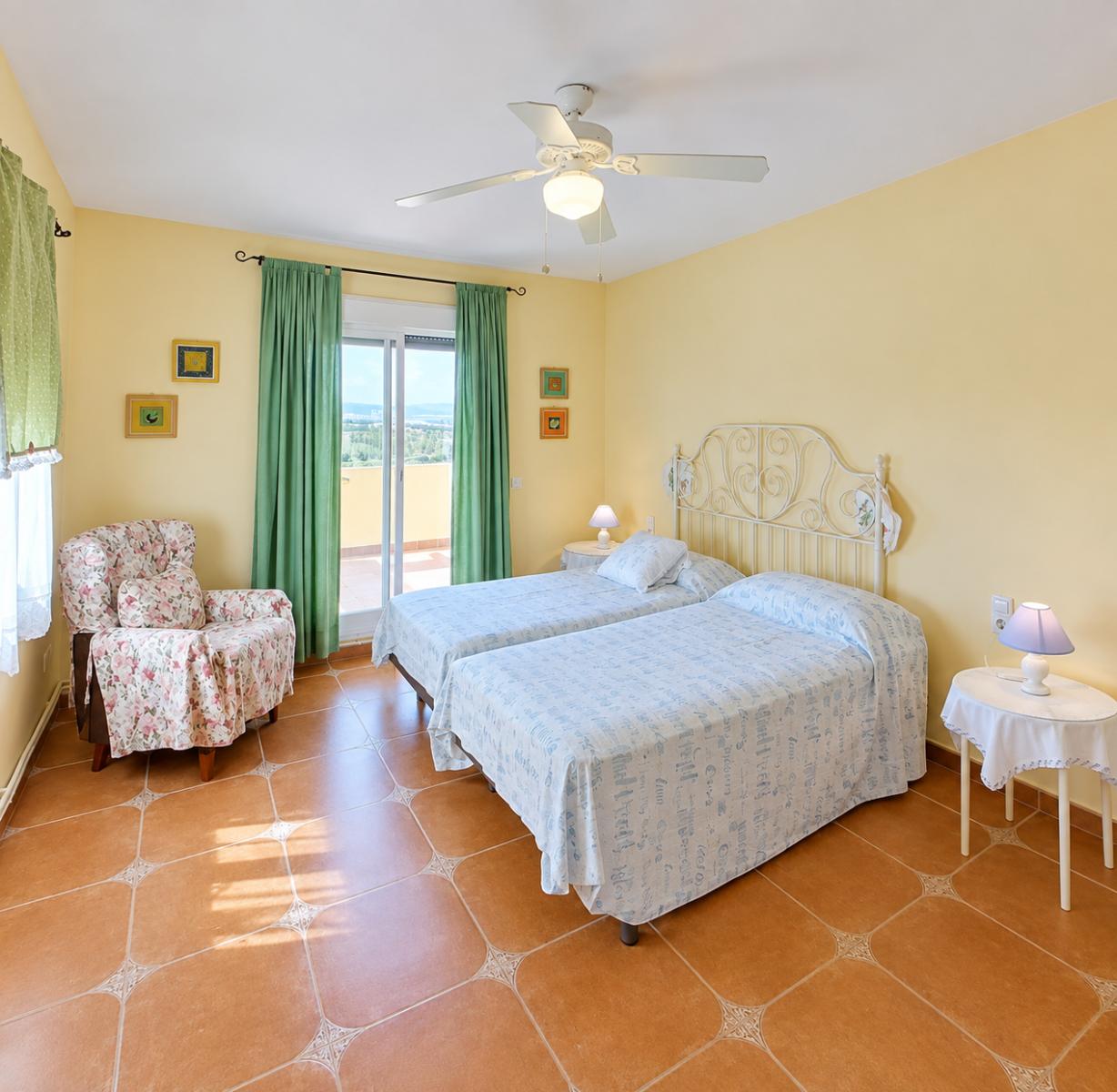 Villa for Sale in Cúllar Vega