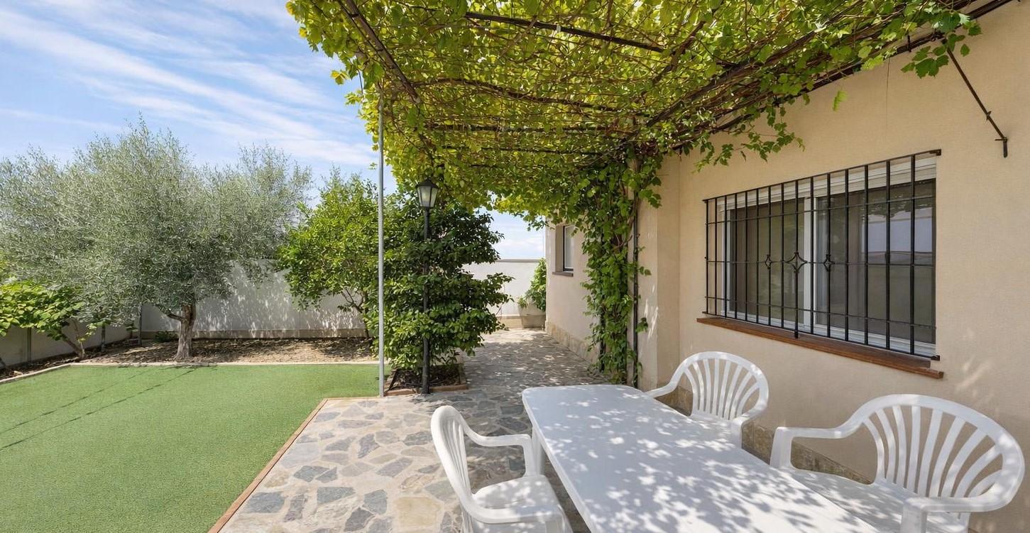 Villa for Sale in Cúllar Vega