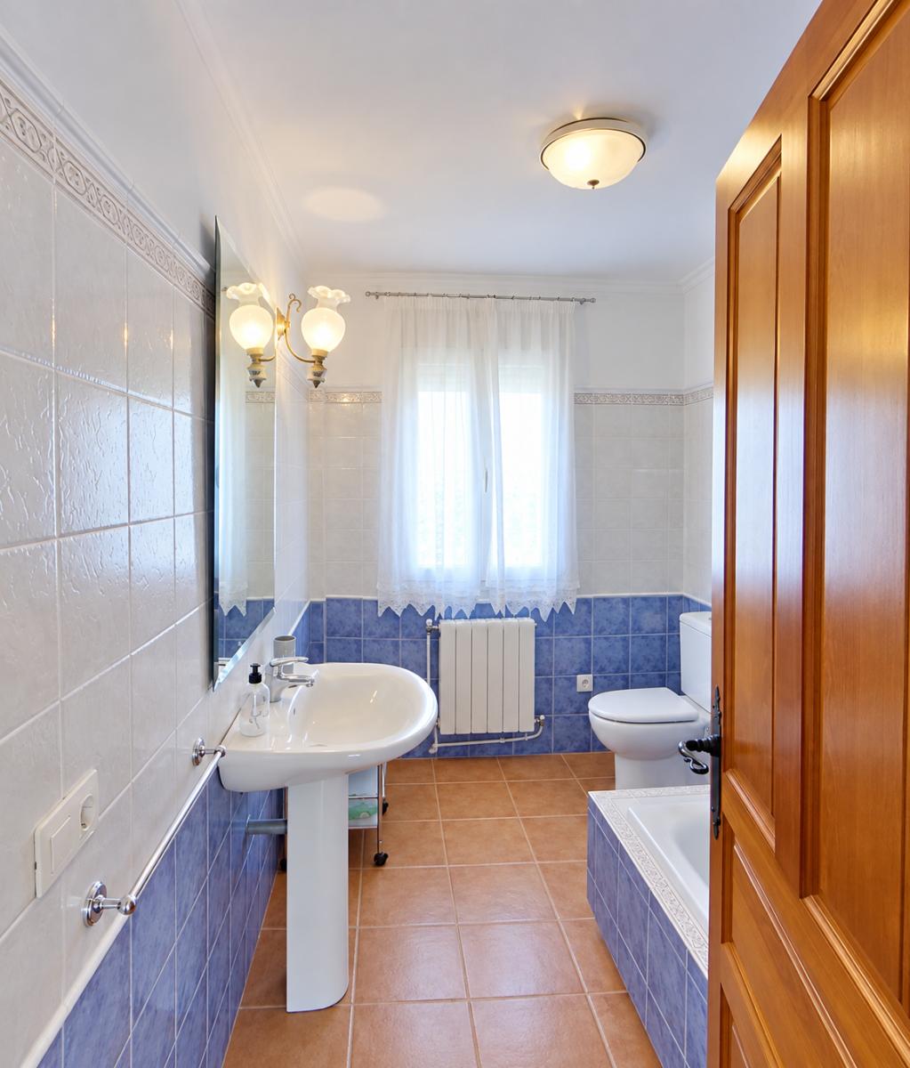 Villa for Sale in Cúllar Vega