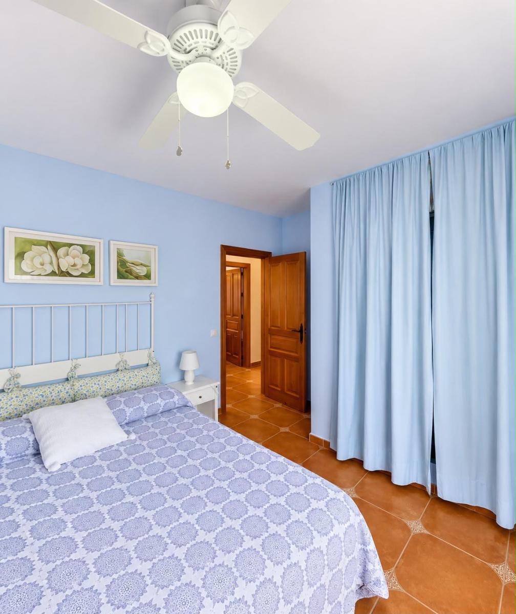 Villa for Sale in Cúllar Vega