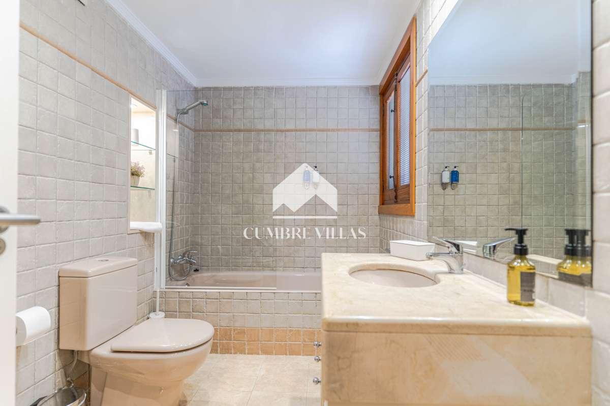 Villa for Sale in Gójar