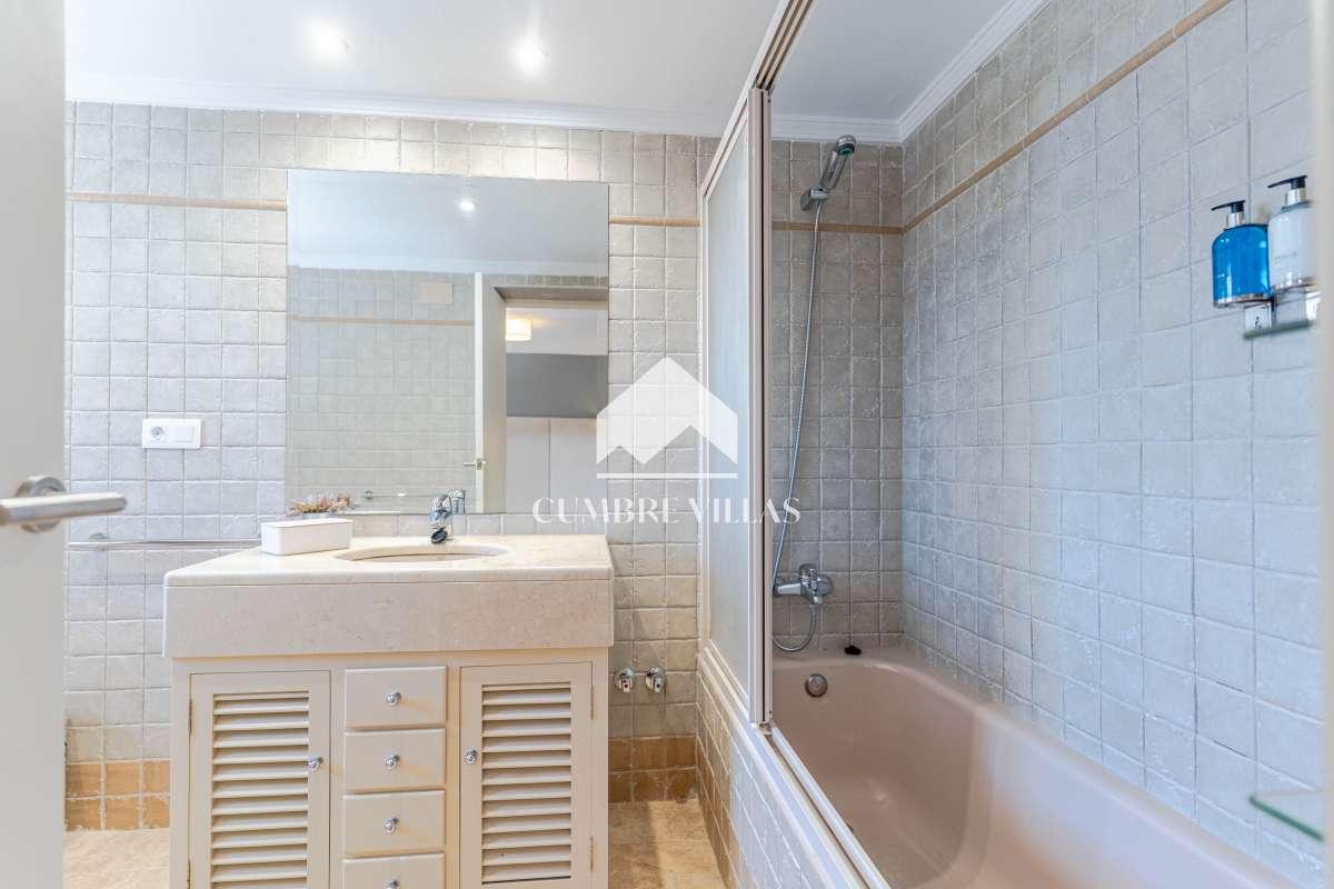 Villa for Sale in Gójar