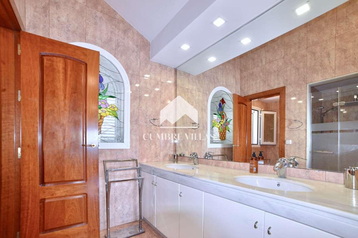 Villa for Sale in Salobreña