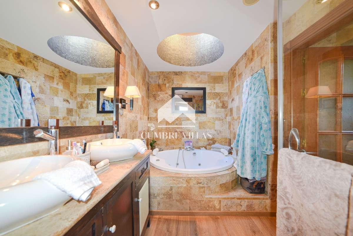 Villa for Sale in Salobreña
