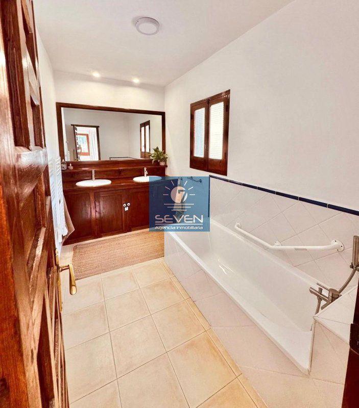 Villa for Sale in Almuñécar