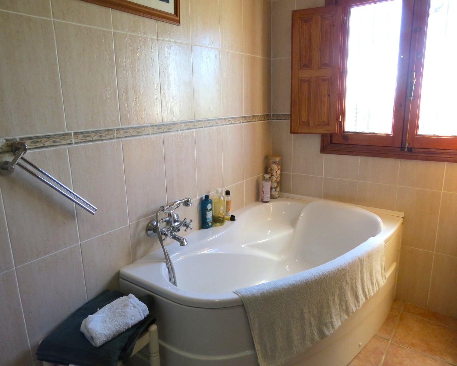 House for Sale in Válor