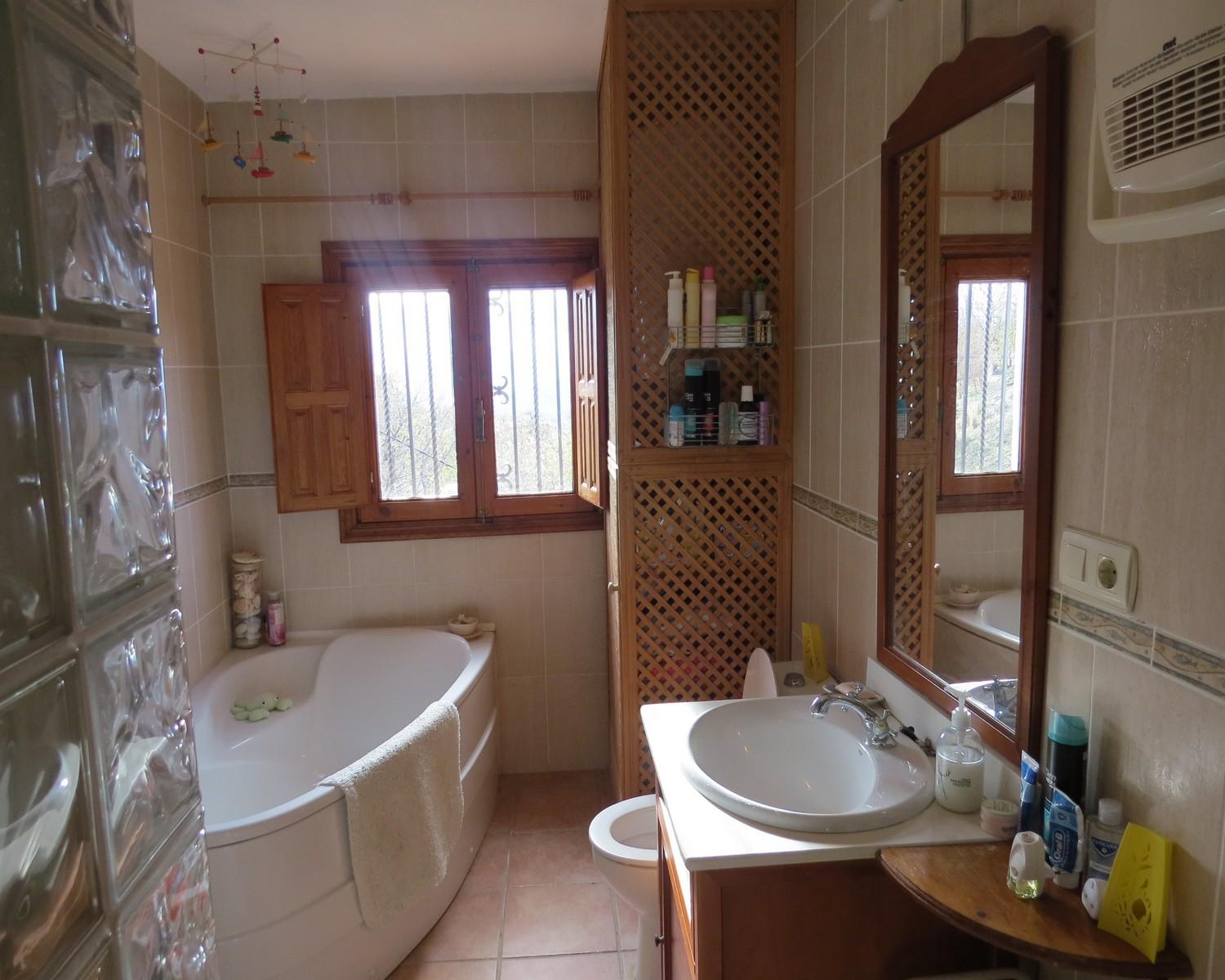 House for Sale in Válor