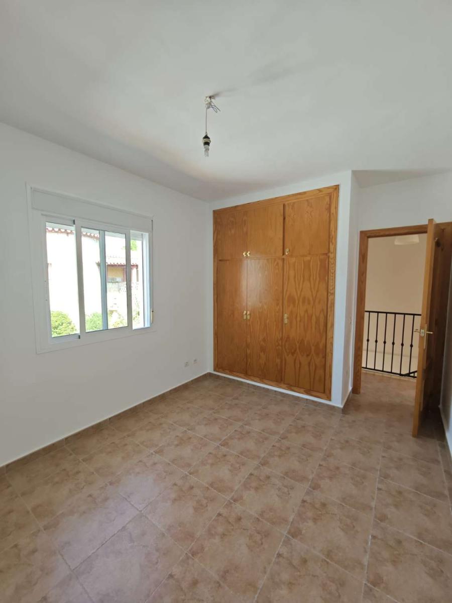 Semi-detached House for Sale in Alcaucín