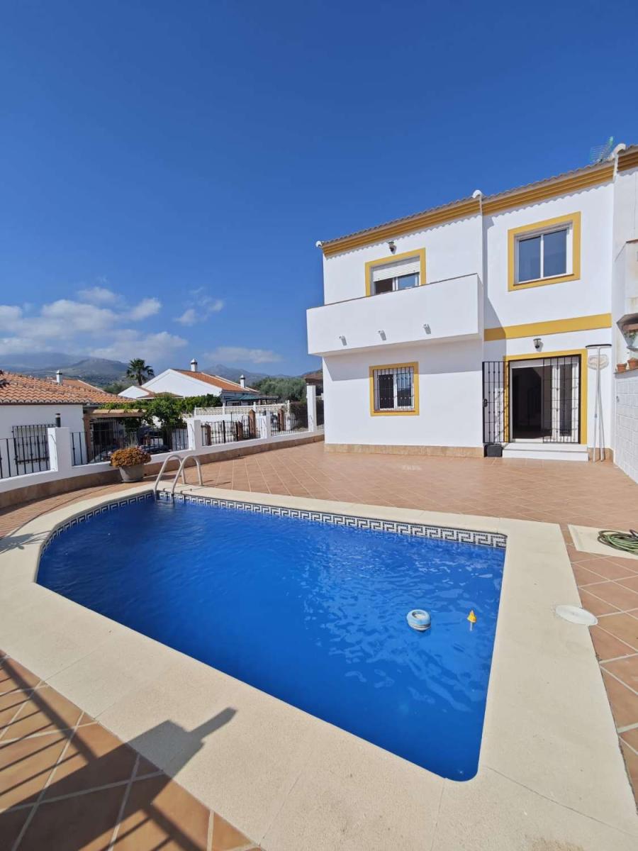 Semi-detached House for Sale in Alcaucín