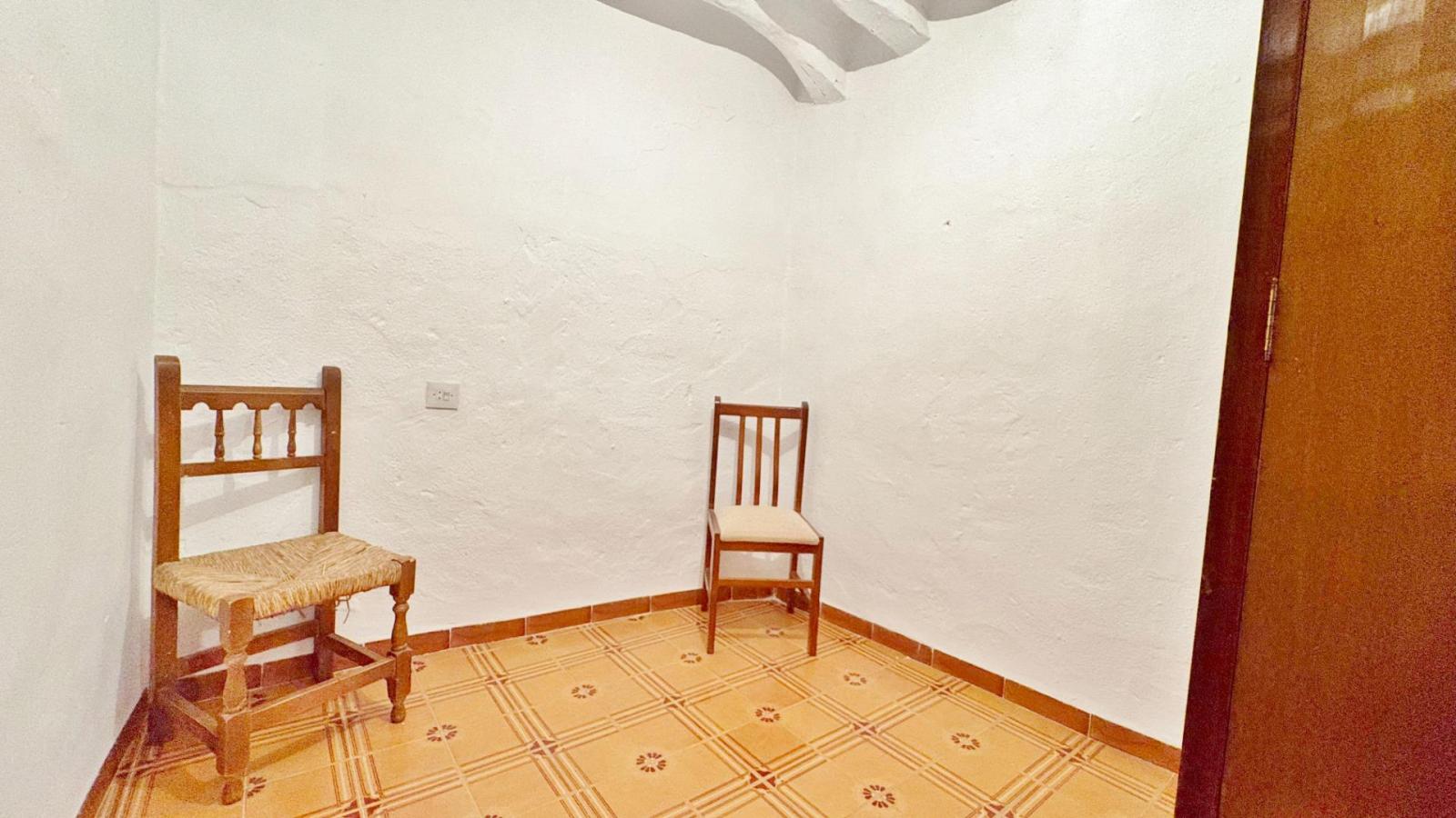 House for Sale in Válor