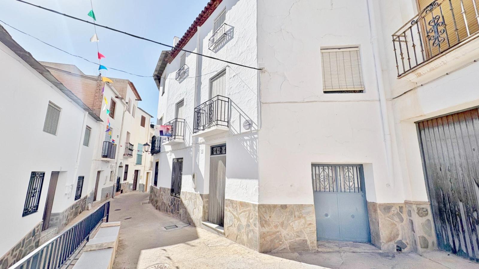 House for Sale in Válor